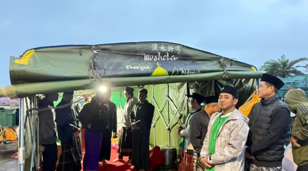 Musala sederhana dari tenda di Pelabuhan Fuji Ikang, Taiwan, menjadi tempat ibadah sekaligus penguat silaturahim para ABK Indonesia.