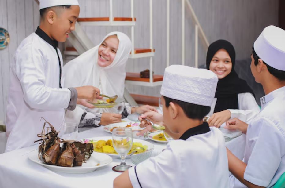 Langsung makan berat saat berbuka sering dilakukan banyak orang. Namun ahli kesehatan menyebut cara ini kurang baik bagi sistem pencernaan. 