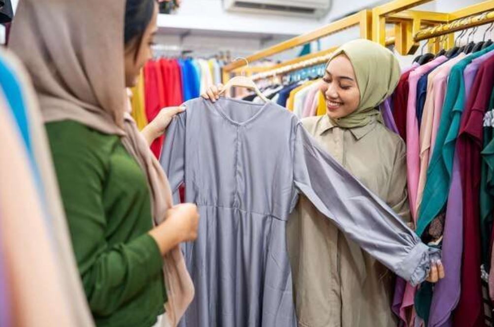 Memilih dan berbelanja baju lebaran