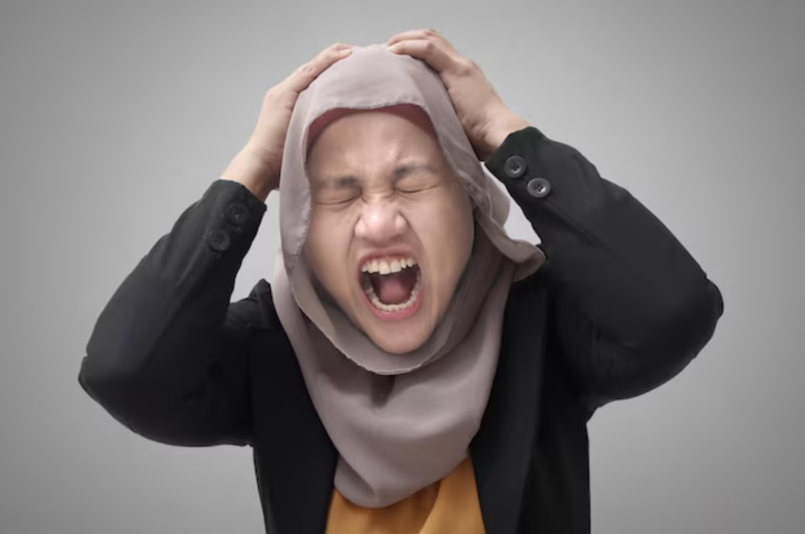  Marah saat puasa sering terjadi, apalagi karena isu kebijakan pemerintah. Tapi apakah hal itu membatalkan puasa? Ini penjelasan fiqihnya.