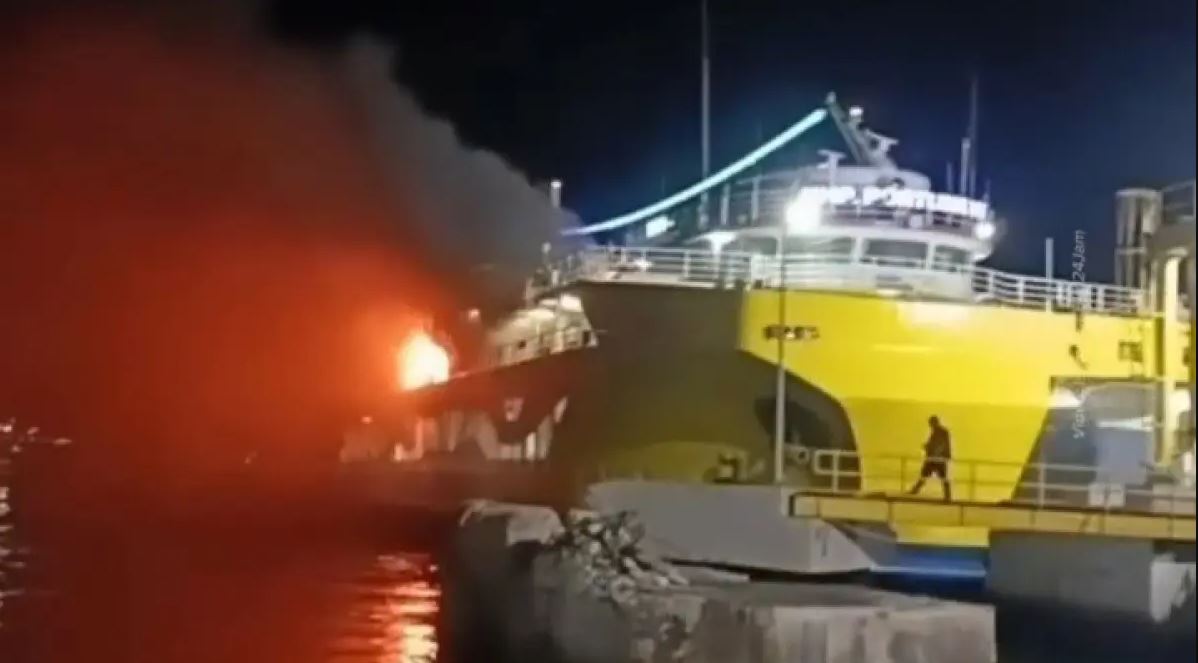 KMP Portlink VII terbakar saat bersandar di Pelabuhan Ketapang, Banyuwangi, Rabu malam. Api berhasil dipadamkan tanpa korban jiwa.