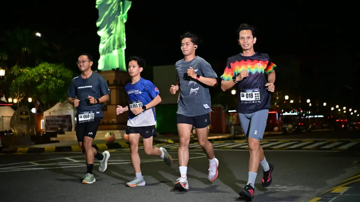 Olahraga saat malam hari dapat menjadi alternatif menjaga kebugaran selama ramadan. (Bagas Bimantara/Jawa Pos Radar Madiun)