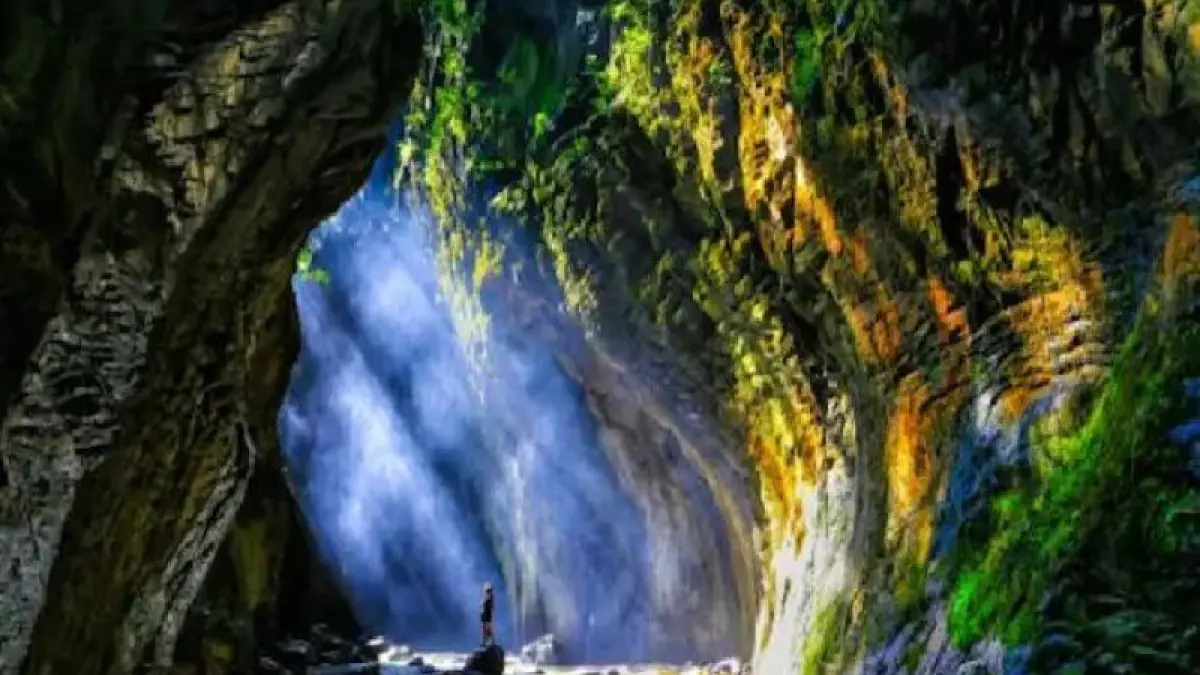Curug Ibun Pelangi, hidden gem di Majalengka, Jawa Barat yang cocok untuk liburan lebaran. (ISTIMEWA/TRAVELOKA) 