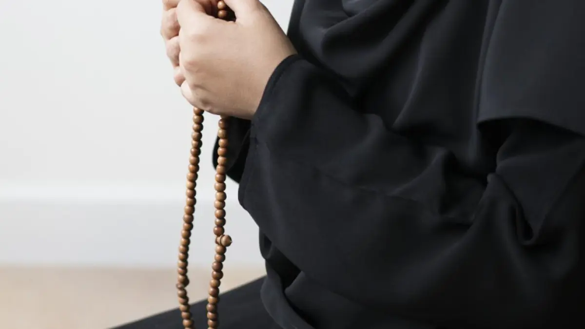 Ilustrasi tasbih, muslimah berzikir, berdoa.