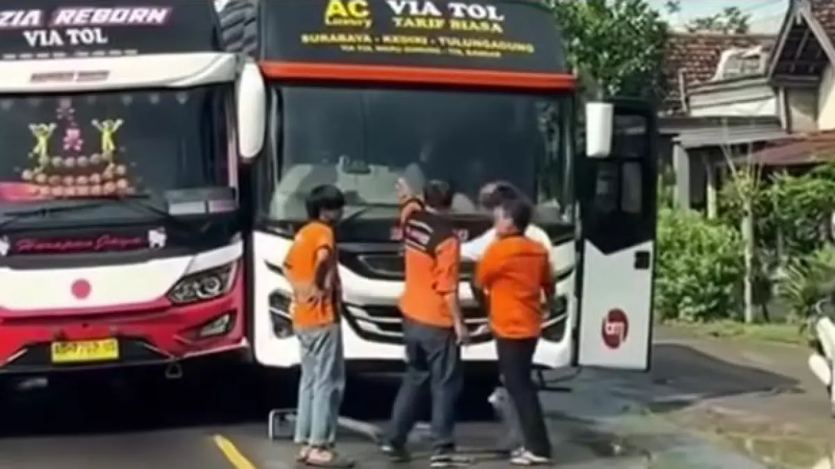 Kru bus Harapan Jaya dan Bagong berselisih di tengah jalan di Kediri. (Instagram/eksistulungagung)