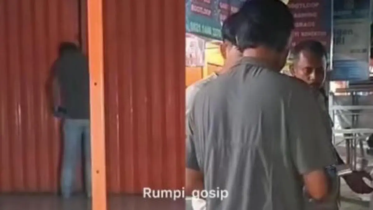 Polisi mengamankan lokasi penemuan jasad karyawan ayam geprek di dalam freezer di Bekasi. (ISTIMEWA)