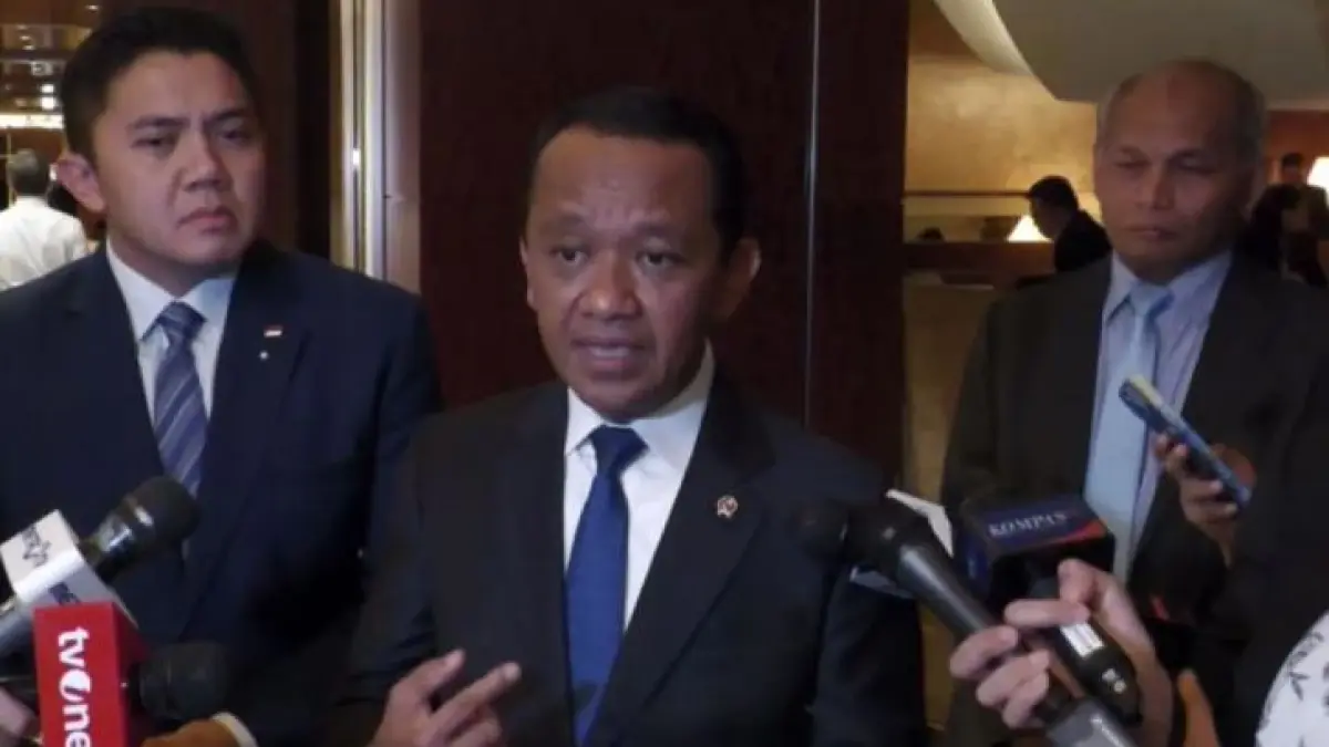 Menteri Energi dan Sumber Daya Mineral (ESDM) Bahlil Lahadalia memberikan statemen soal harga BBM. (ANTARA)  