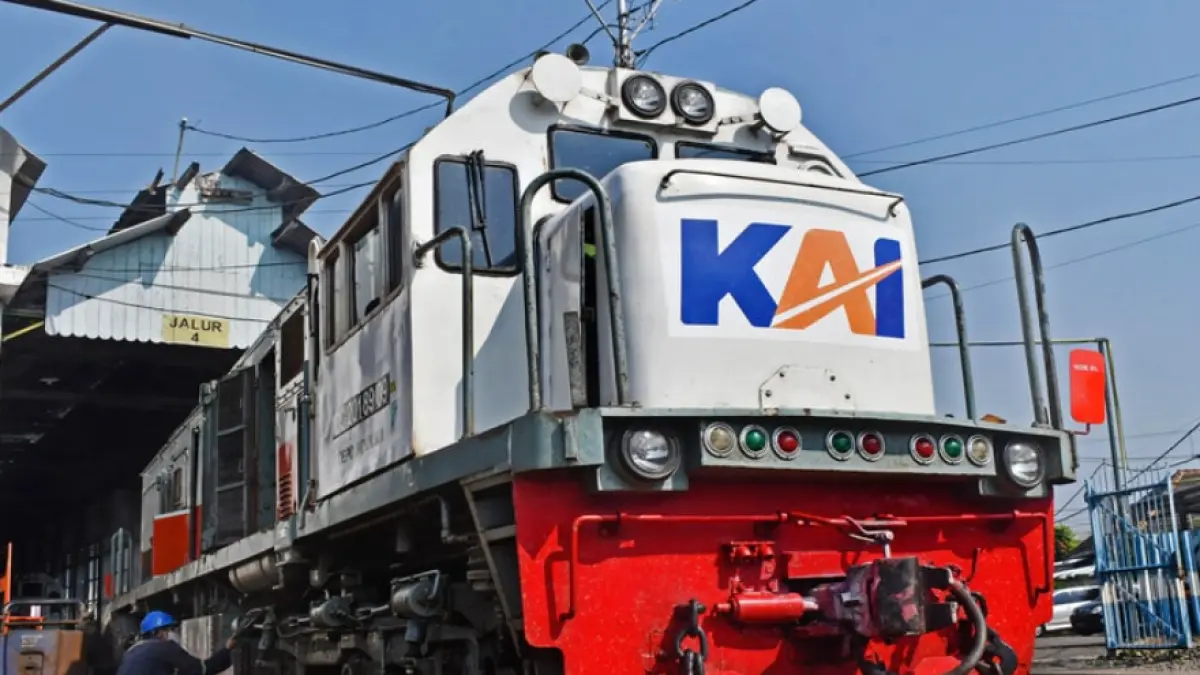 Ilustrasi - Pekerja melakukan perawatan lokomotif di Stasiun