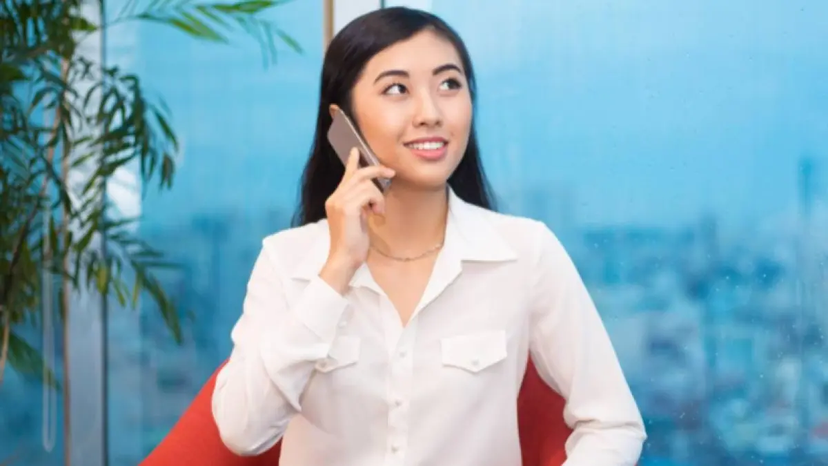 Ilustrasi kemeja basic wanita kekinian.