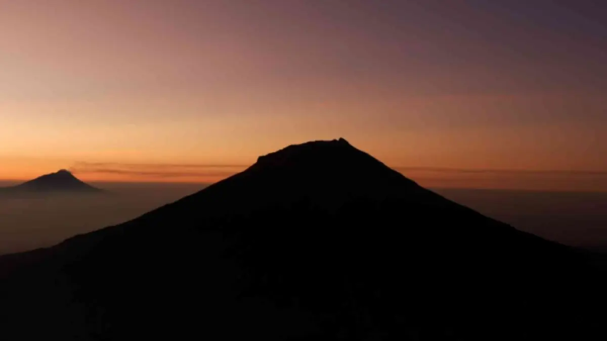 View Gunung Sumbing dari Gunung Sindoro