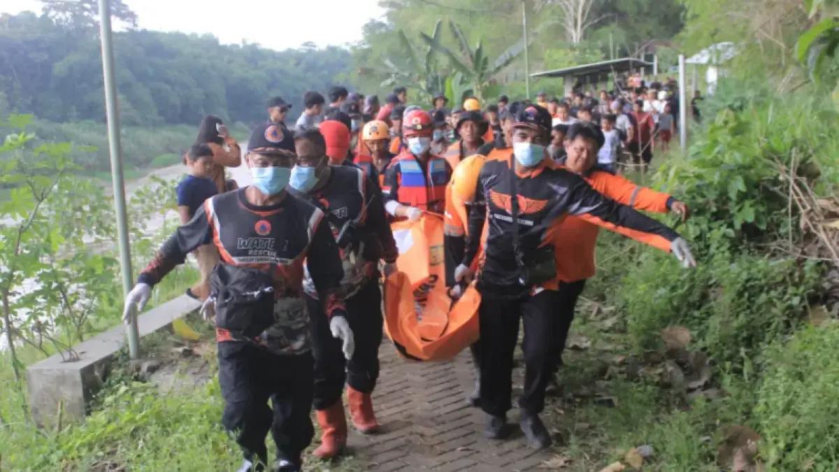 Tim SAR mengevakuasi korban yang ditemukan di sekitar Jembatan Ngujur, Bengawan Solo
