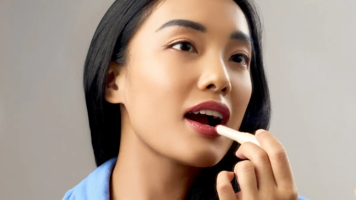 Lip serum mampu melembapkan dan mencerahkan warna bibir.