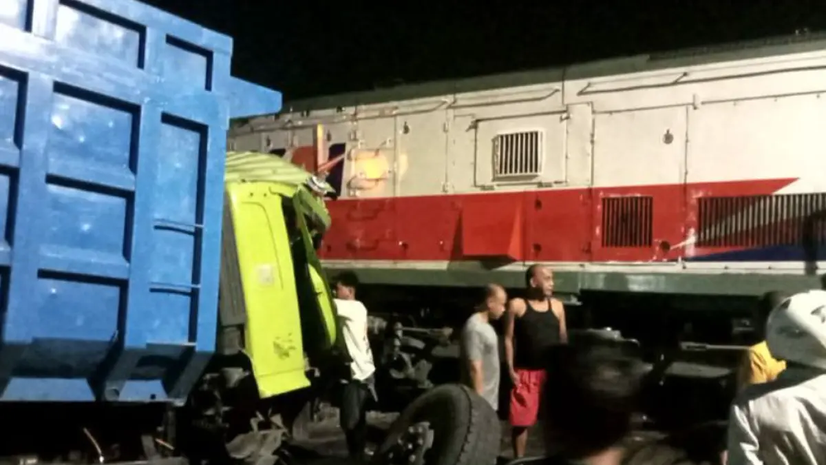 Truk bermuatan pasir tertabrak Kereta Api Dhoho di perlintasan Jalan Imam Bonjol, Kecamatan Sananwetan, Kota Blitar, Selasa (28/4/2026) malam
