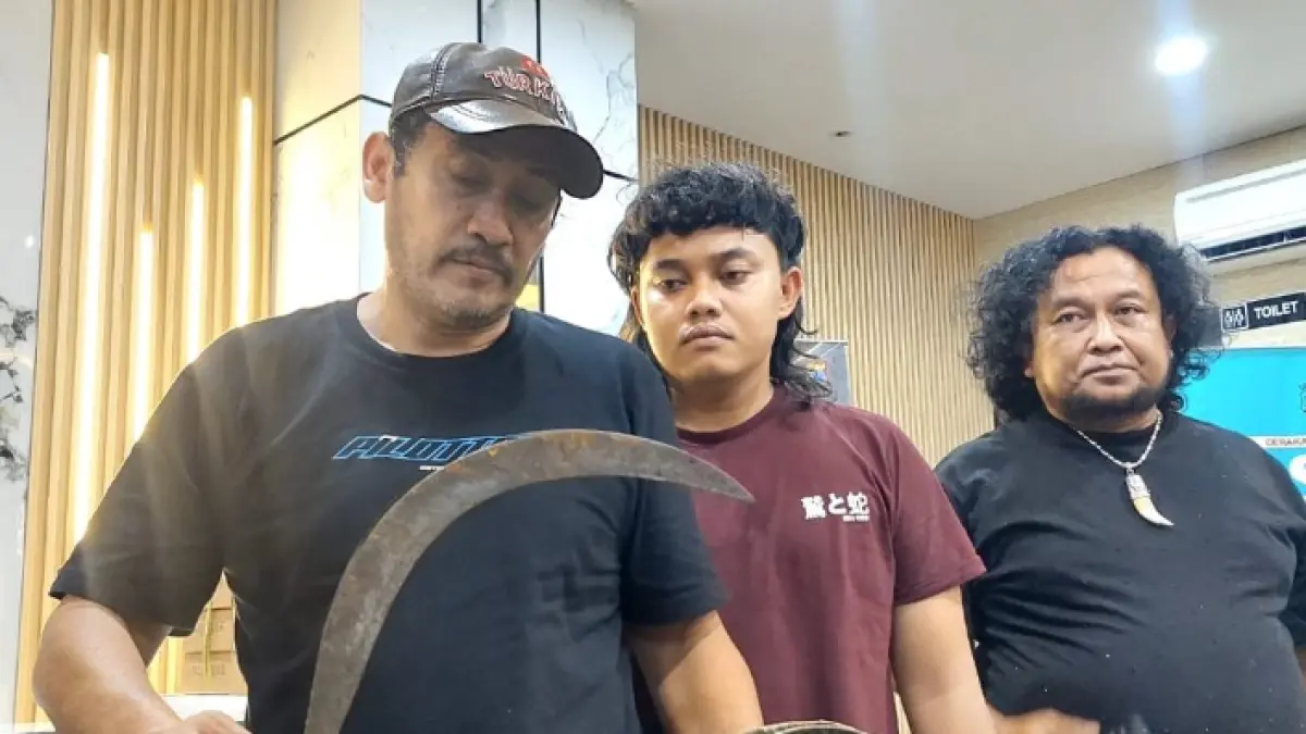 Pelaku Begal Wisatawan di Bukit Premium Pasuruan dan Bukti Senjata yang di Pakai