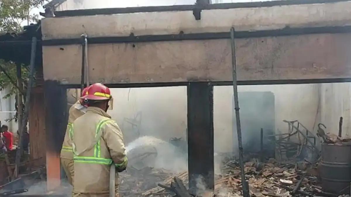Petugas Damkar Kabupaten Madiun menyelesaikan kebakaran bengkel dan toko oli di Desa Banaran, Kecamatan Geger