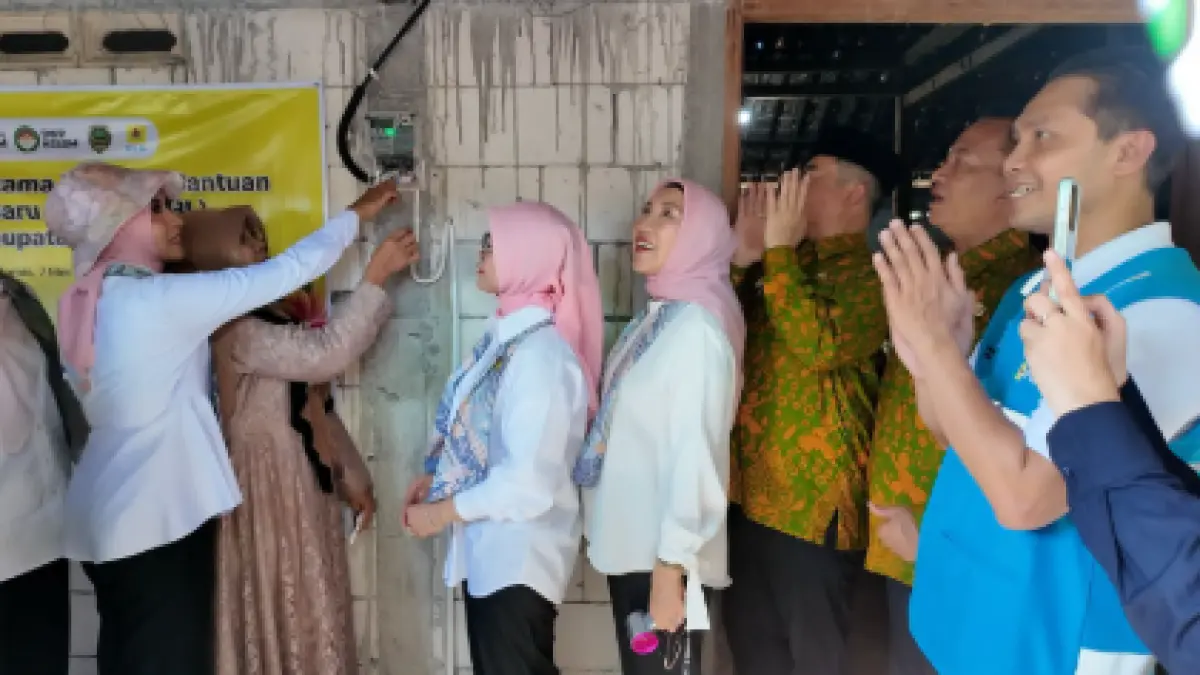 PLN dan Kementerian ESDM Terangi 519 Rumah Warga Madiun Lewat Program BPBL 2026.