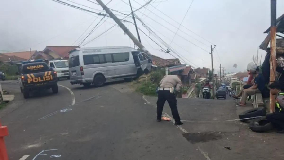 Hiace angkut wisman di Bromo Probolinggo terlibat kecelakaan beruntun.