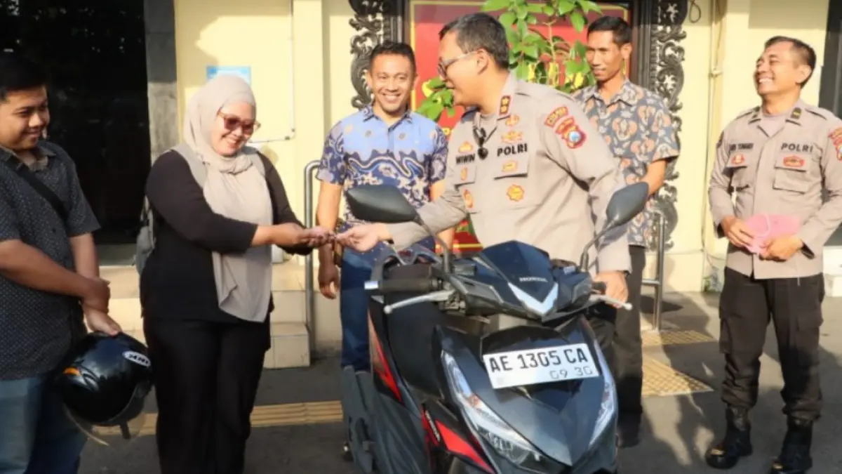 Kapolres Madiun Kota AKBP Wiwin Junianto Supriyadi menyerahkan motor yang sempat hilang kepada pemiliknya,