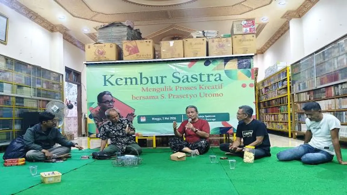 S Prasetyo Utomo bersama Sutejo (dua dari kiri) dan Arafat Nur (kanan) dalam acara Kembur Sastra di Rumah Buku SSC, Perumahan Patihan Kidul, Ponorogo. 