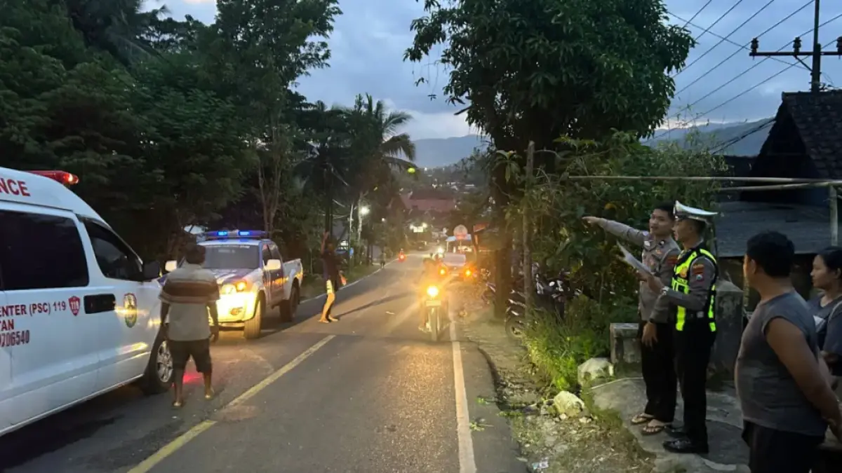 Satlantas Polres Pacitan melakukan olah TKP di lokasi tabrakan antara RX King dengan mobil Avanza. FOTO: ISTIMEWA