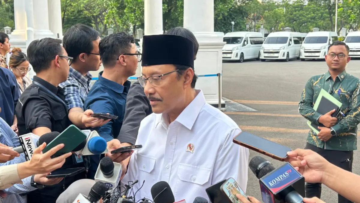 Menteri Sosial Saifullah Yusuf menjawab pertanyaan wartawan di Kompleks Istana Kepresidenan.