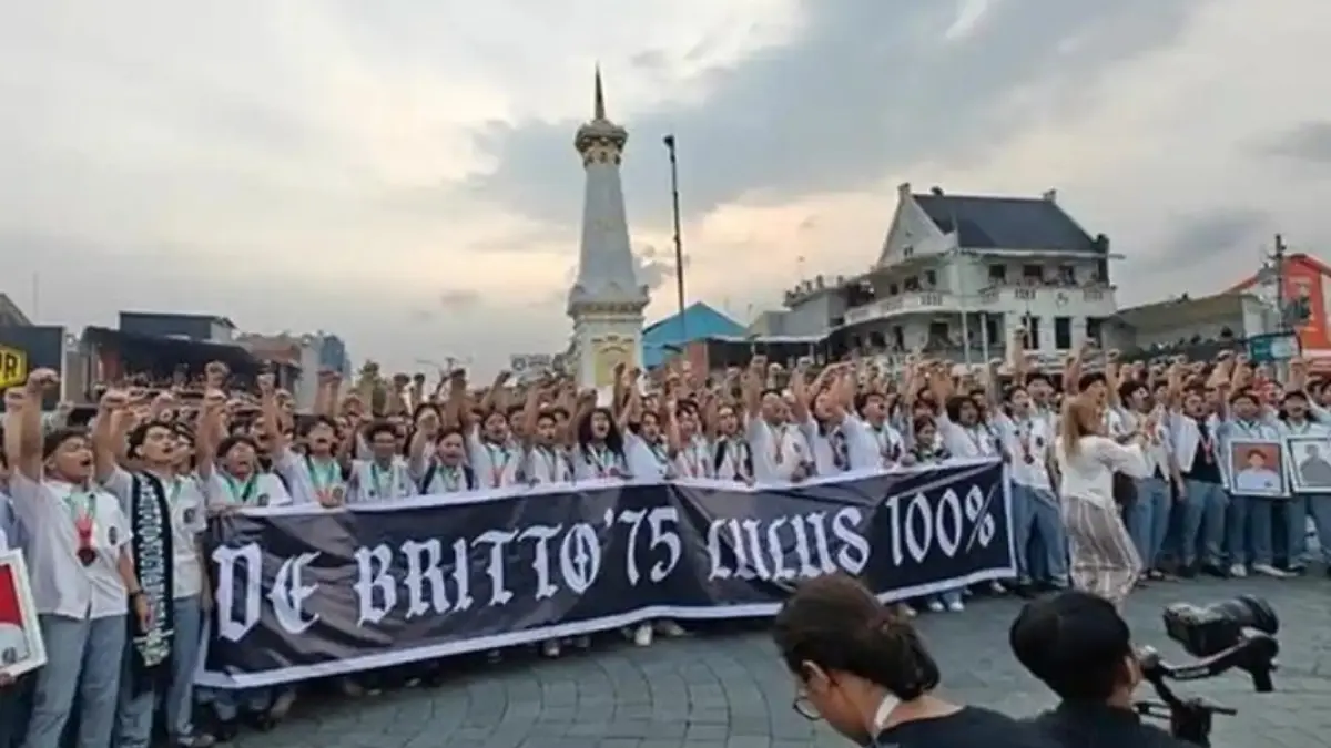 Ratusan siswa SMA Kolese De Britto berfoto bersama usai menjalani longmarch sejauh 3,7 km dari lingkungan sekolah menuju Tugu Jogja.(dok. Tribun Jogja)