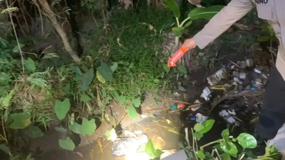 EVAKUASI: Polisi melakukan olah TKP penemuan mayat bayi terbungkus plastik hitam di selokan Desa Trisono, Babadan, Ponorogo. FOTO: ISTIMEWA