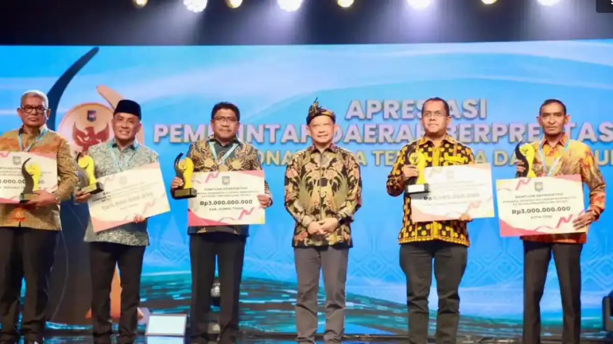 INSENTIF FISKAL DAERAH - Menteri Dalam Negeri (Mendagri) Muhammad Tito Karnavian bersama para kepala daerah penerima penghargaan Kategori Pengendalian Inflasi pada acara Apresiasi Pemerintah Daerah Berprestasi 2026 Regional Nusa Tenggara dan Maluku