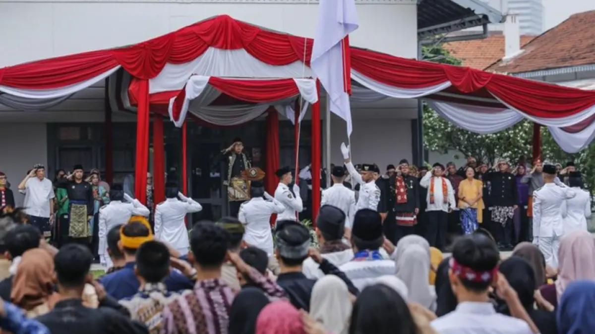 Menteri Kebudayaan Fadli Zon memberi hormat kepada peserta saat menjadi inspektur upacara Hari Kebangkitan Nasional di Museum Kebangkitan Nasional.