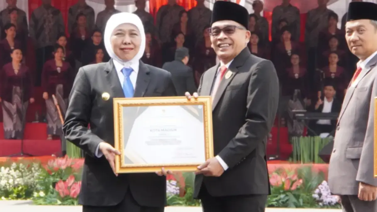 Ketua DPRD Kota Madiun Armaya menerima penghargaan JDIH Award 2026 dari Gubernur Jawa Timur Khofifah Indar Parawansa di Surabaya. FOTO: ISTIMEWA