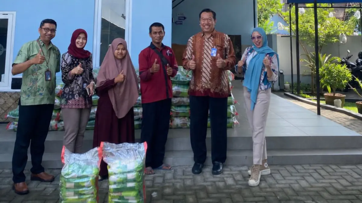 Kantor Cabang BRI Ngawi menyerahkan bantuan sembako kepada warga sekitar yang membutuhkan.
