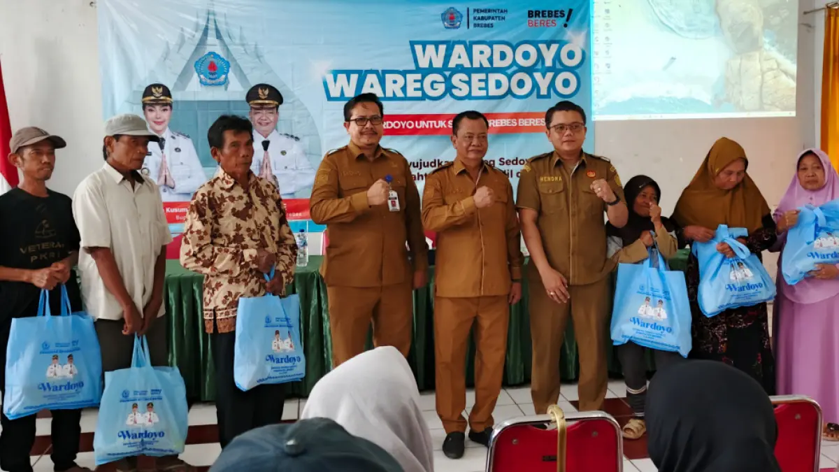 Pemerintah Kabupaten Brebes menyalurkan bantuan sosial sembako melalui Program Wardoyo (Wareg Sedoyo)
