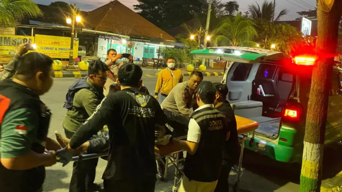 Warga mengevakuasi seorang tukang becak yang ditemukan meninggal di kawasan selokan samping Hotel Kharisma Kota Madiun. ERLITA HERMININGSIH/JAWA POS RADAR MADIUN