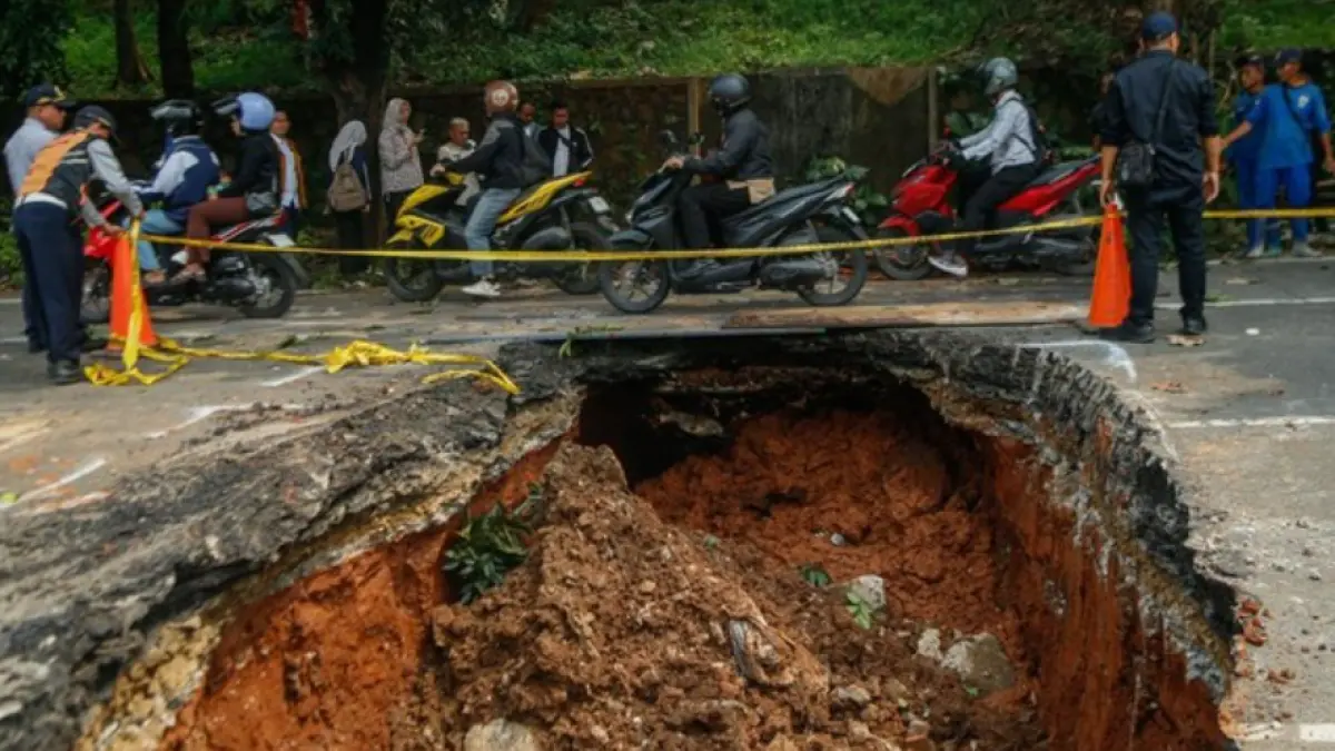 Jalan amblas di Lenteng Agung, Jakarta Selatan