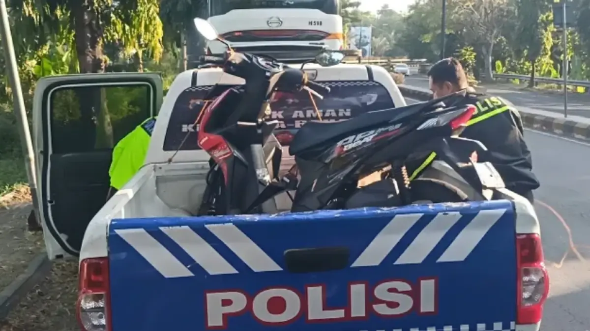 Petugas melakukan evakuasi kecelakaan maut di Ring Road Madiun.