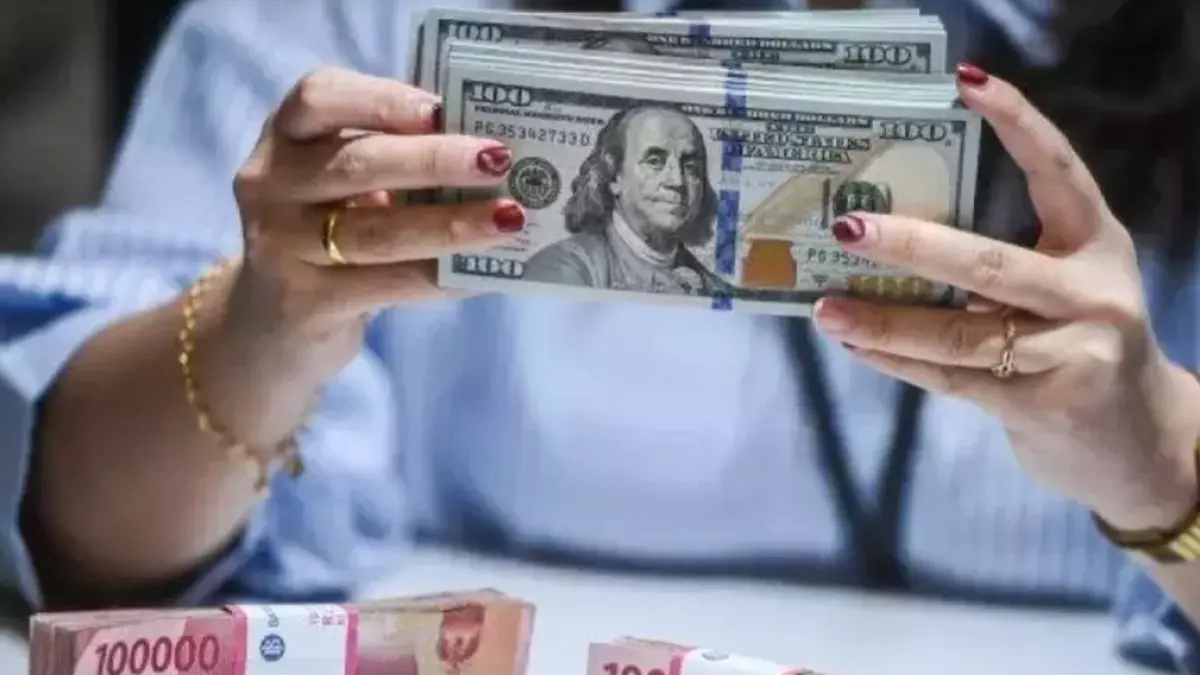 Ilustrasi mata uang dolar AS dan rupiah.