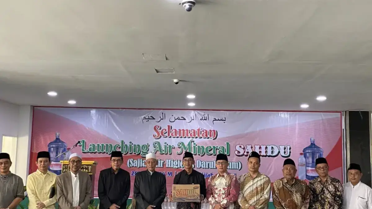 PELUNCURAN : Ketua Umum MPPDU Drs. KH. Cholil Dahlan bersama seluruh pimpinan sekolah/madrasah di DU usai kegiatan launching kemasan air mineral Sahdu.