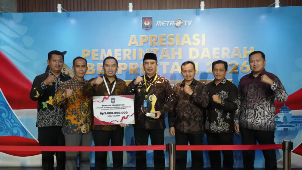 Bupati Madiun Hari Wuryanto menerima penghargaan Peringkat I Nasional kategori Creative Financing dari Kemendagri atas keberhasilan penerapan skema KPBU Alat Penerangan Jalan (APJ).
