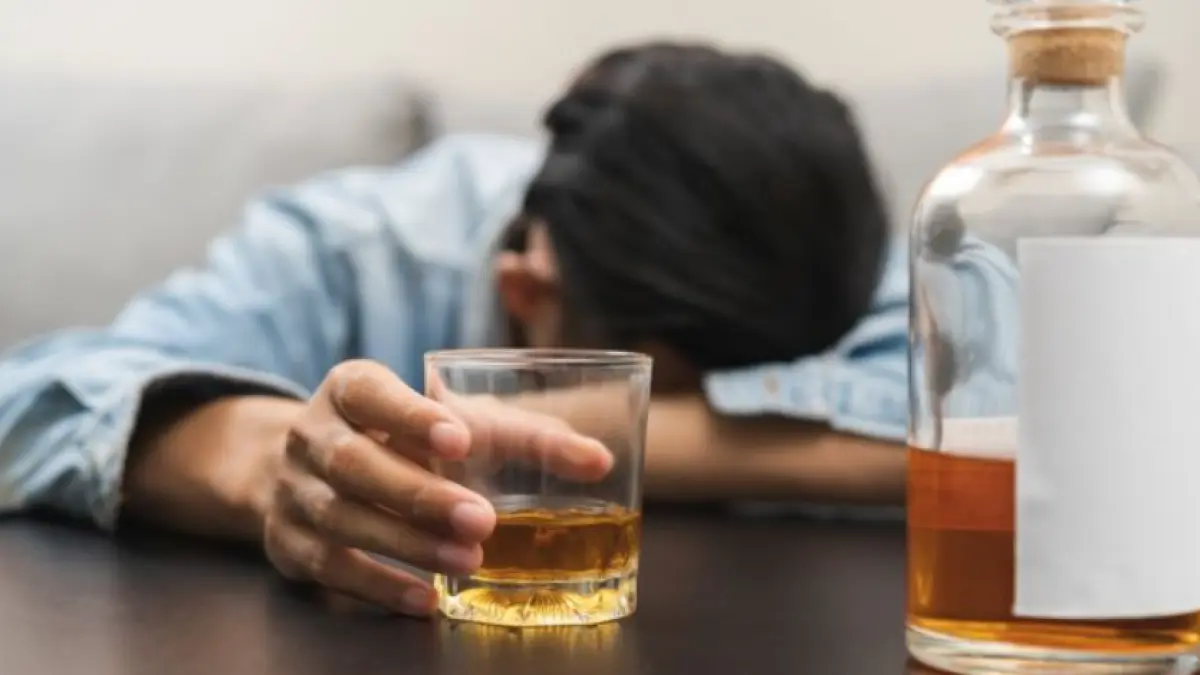 Ilustrasi Mengkonsumsi Alkohol Berlebihan
