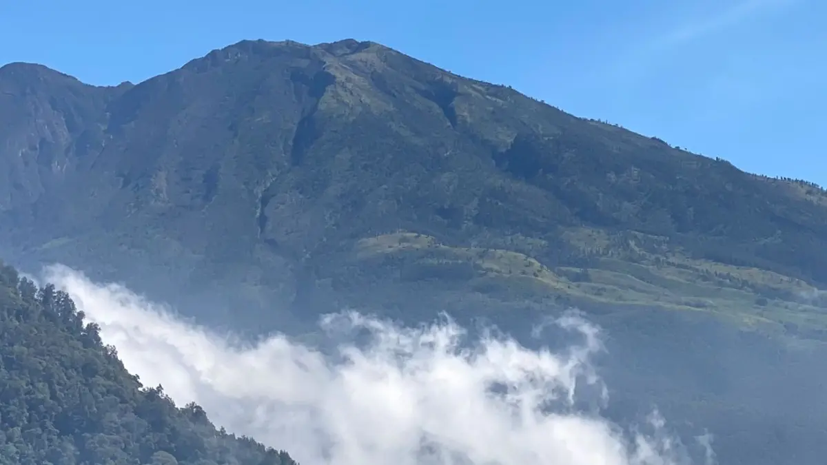 Panorama Gunung Kendil di Kabupaten Magetan yang dapat diakses melalui kawasan Wisata Genilangit. Keindahan pegunungan dan udara sejuk menjadi daya tarik bagi para pencinta alam. Foto: Anggie Putri Wijayanti.