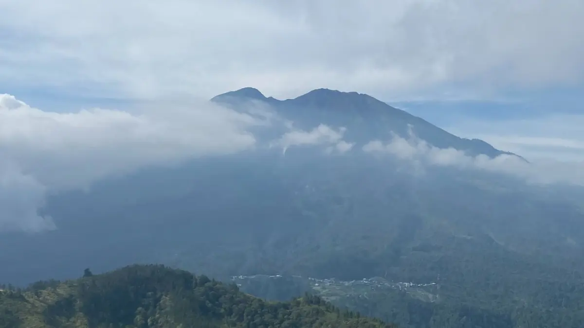 Panorama Gunung Mongkrang di kawasan Tawangmangu dengan hamparan awan yang menyelimuti lereng pegunungan. Keindahan alamnya menjadi daya tarik bagi para pendaki. (Foto: Anggie Putri Wijayanti)