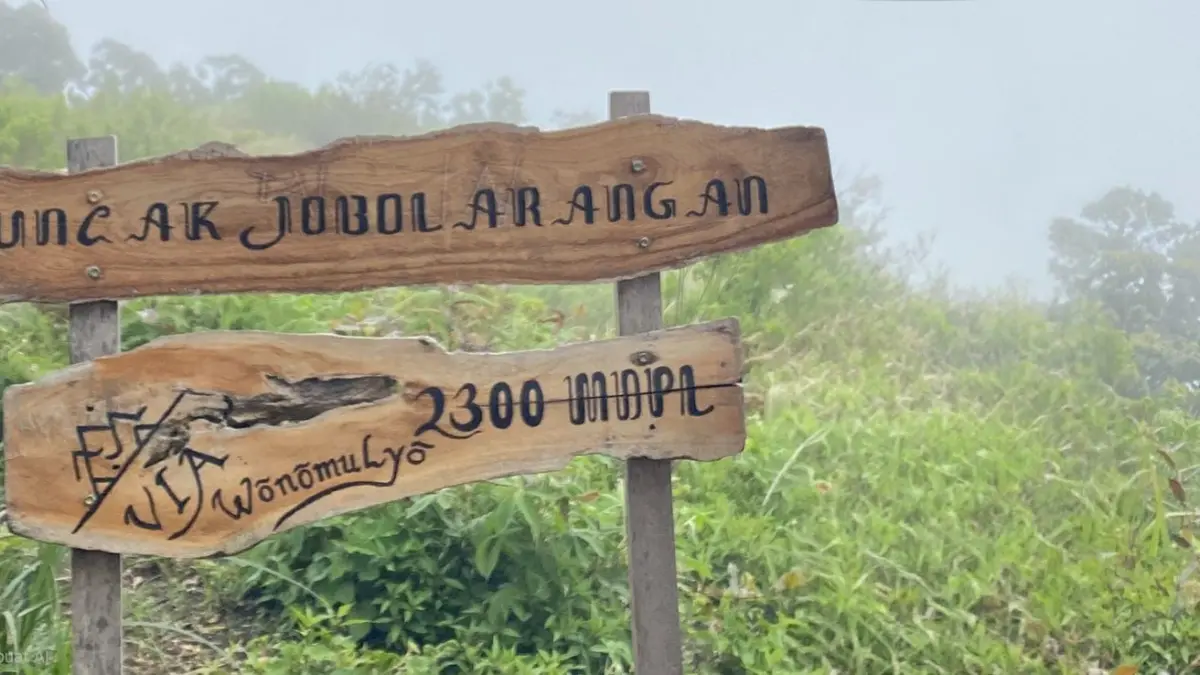 Papan penanda Puncak Jobolarangan di kawasan Gunung Lawu dengan ketinggian sekitar 2.300 mdpl menjadi salah satu titik favorit pendaki untuk beristirahat dan mengabadikan momen. Foto: Anggie Putri Wijayanti.