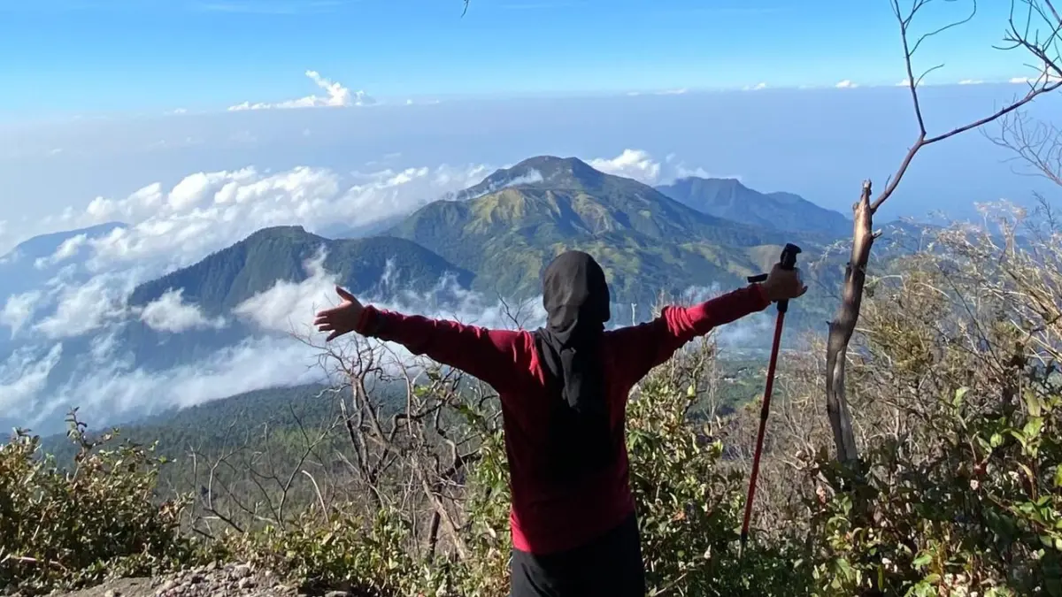 Pemandangan pegunungan dari Pos 3 jalur pendakian Gunung Lawu via Cemoro Sewu menjadi salah satu spot favorit pendaki untuk beristirahat dan mengabadikan momen. Foto: Anggie Putri Wijayanti.