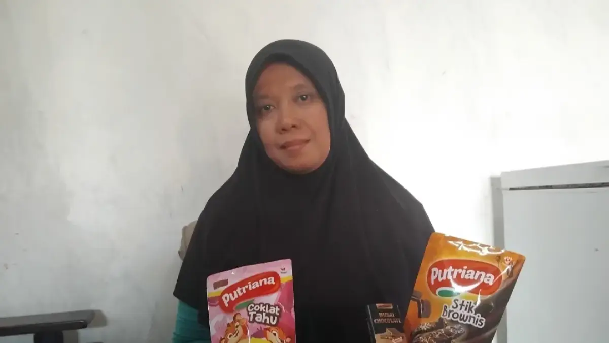 Source : INOVATIF: Linawati, warga Desa Turus, menunjukkan beberapa produk olahan cokelat yang dia kreasikan dengan sentuhan lokal