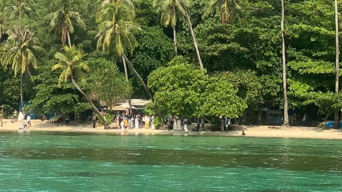 Dokumentasi suasana Pantai Tanjung Gelam, Karimunjawa, dengan hamparan pasir putih, air laut jernih, dan deretan pohon kelapa yang menjadi daya tarik wisatawan. (Foto: Anggie Putri Wijayanti)