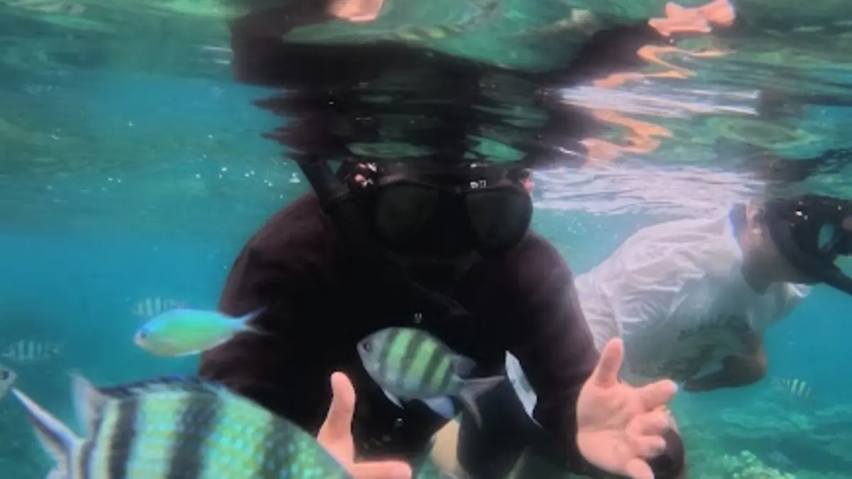 Dokumentasi wisatawan menikmati aktivitas snorkeling dengan latar ikan-ikan tropis di perairan Karimunjawa. (Foto: Anggie Putri Wijayanti)