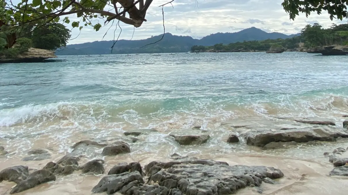 Panorama Pantai Coro di Kabupaten Tulungagung menyuguhkan air laut yang jernih, batuan karang alami, dan suasana pantai yang masih asri. Foto: Anggie Putri Wijayanti.