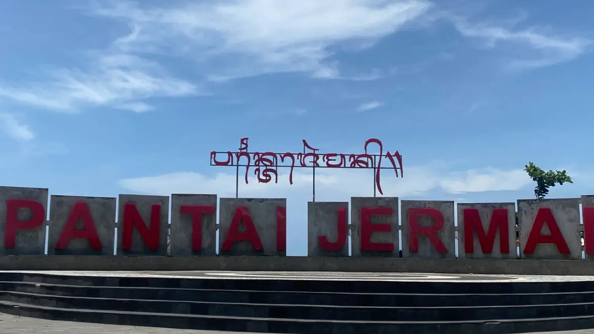 Tugu bertuliskan "Pantai Jerman" menjadi salah satu ikon yang menyambut wisatawan saat berkunjung ke destinasi unik di kawasan Kuta, Bali. Foto: Anggie Putri Wijayanti.