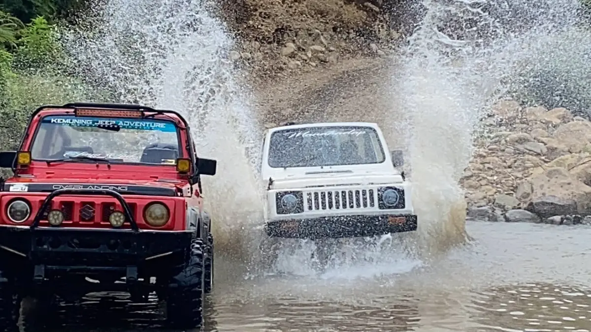 Jeep Offroad Kemuning melintasi aliran sungai dalam salah satu rute wisata yang menjadi favorit pengunjung di kawasan Kebun Teh Kemuning, Kabupaten Karanganyar. Foto: Anggie Putri Wijayanti