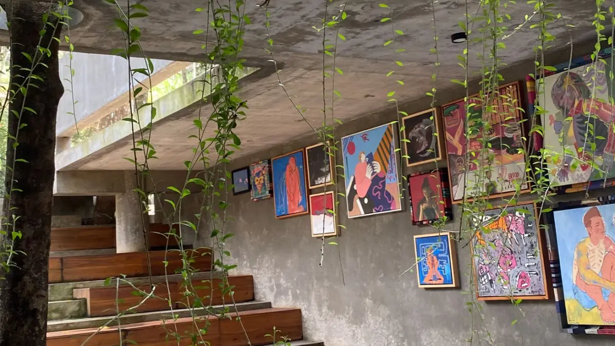 Area galeri seni di Kayangan Cafe and Space, Kabupaten Ngawi, yang memadukan konsep industrial, tanaman rambat, dan karya seni sehingga menciptakan suasana estetik. Foto: Anggie Putri.